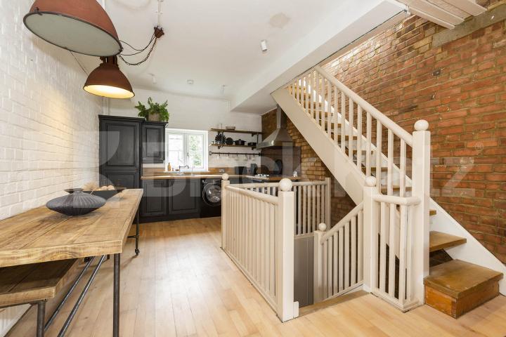 Stunning mid-Terrace house tucked away on a quiet mews Street Marlborough Yard, Archway